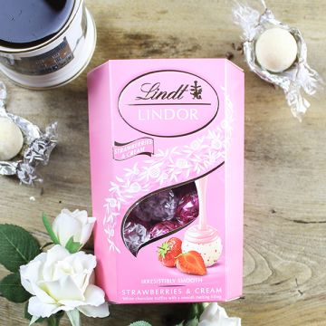 Lindt Lindor Strawberries Cream Chocolate Truffles 200g